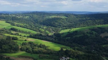 Güzel Peyzaj Ormanı Dağları Bieszczady Bircza Hava Manzarası Polonya. Yüksek kalite 4k görüntü