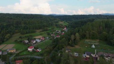 Güzel Peyzaj Evleri Myczkowce Bieszczady Hava Manzaralı Polonya. Yüksek kalite 4k görüntü