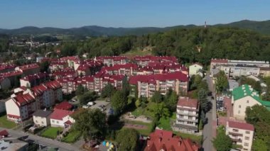 Güzel Peyzaj Apartmanları Park Dağı Sanok Hava Manzarası Polonya. Yüksek kalite 4k görüntü
