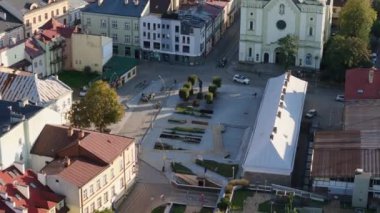 Güzel kilise meydanı Eski kasaba Sanok Hava Manzarası Polonya. Yüksek kalite 4k görüntü