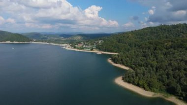 Güzel Peyzaj Gölü Solina Dağları Bieszczady Hava Görüntüsü Polonya. Yüksek kalite 4k görüntü