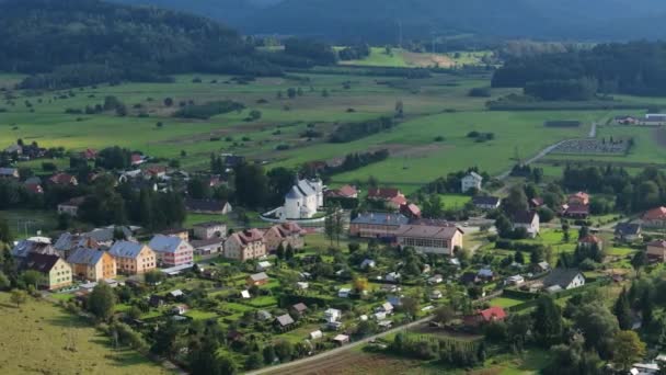 Schöne Landschaft Innenstadt Kirche Berge Bieszczady Uherce Mineralne Luftaufnahme Polen — Stockvideo