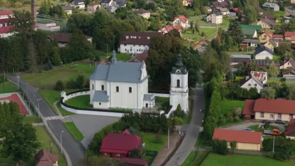 Igreja Paisagem Bonita Downtown Bieszczady Uherce Mineralne Vista Aérea Polónia — Vídeo de Stock