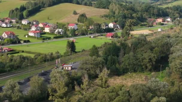 Schöne Landschaft Gleise Bahnhof Uherce Mineralne Bieszczady Luftaufnahme Polen Hochwertiges — Stockvideo