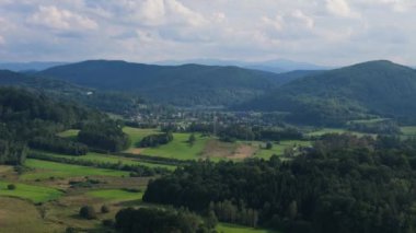 Güzel Peyzaj Dağları Bieszczady Uherce Mineralne Hava Manzarası Polonya. Yüksek kalite 4k görüntü