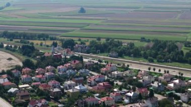 Güzel Peyzaj Evleri Tren İstasyonu Radymno Hava Görüntülü Polonya. Yüksek kalite 4k görüntü