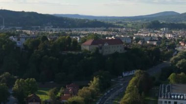 Güzel manzara Kraliyet Kalesi Eski Şehir Dağları Bieszczady Sanok Hava Manzarası Polonya. Yüksek kalite 4k görüntü
