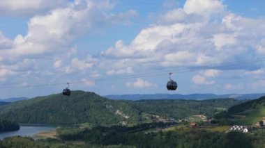 Güzel manzara Gondola Solina Dağları Bieszczady Hava Manzarası Polonya. Yüksek kalite 4k görüntü