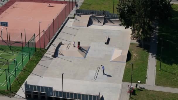 Όμορφη Skatepark Sanok Aerial View Πολωνία Υψηλής Ποιότητας Πλάνα — Αρχείο Βίντεο