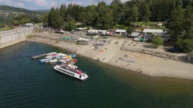 Güzel peyzaj teknesi Sahili Solina Bieszczady Hava Manzarası Polonya. Yüksek kalite 4k görüntü