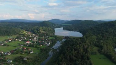 Güzel Manzara Barajı Myczkowce Gölü Dağları Bieszczady Hava Görüntüsü Polonya. Yüksek kalite 4k görüntü