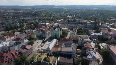 Güzel Peyzaj Kilisesi Sanok Kasabası Havadan Polonya. Yüksek kalite 4k görüntü