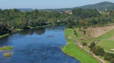 Güzel Manzara Nehri San Sanok Dağları Bieszczady Hava Manzarası Polonya. Yüksek kalite 4k görüntü