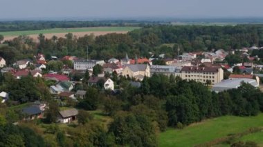 Şehir merkezindeki güzel manzara Oleszyce Kilisesi Hava Manzarası Polonya. Yüksek kalite 4k görüntü