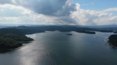 Güzel Peyzaj Gölü Solina Dağları Bieszczady Hava Görüntüsü Polonya. Yüksek kalite 4k görüntü