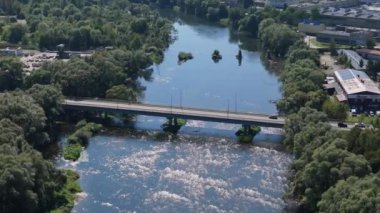 Güzel Peyzaj Nehri San Köprüsü Sanok Hava Manzarası Polonya. Yüksek kalite 4k görüntü