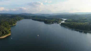 Güzel manzara Polanczyk Gölü Solina Bieszczady Hava Görüntüsü Polonya. Yüksek kalite 4k görüntü