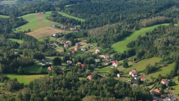 Schöne Landschaft Häuser Berge Bieszczady Uherce Mineralne Luftaufnahme Polen Hochwertiges — Stockvideo