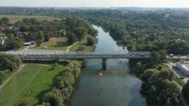 Güzel Köprü Nehri San Jaroslaw Hava Manzarası Polonya. Yüksek kalite 4k görüntü
