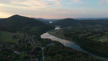 Güzel Peyzaj Dağları Bieszczady Gölü Solina Havacılık Görünümü Polonya. Yüksek kalite 4k görüntü