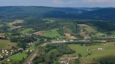 Güzel Peyzaj Dağları Bieszczady Uherce Mineralne Hava Manzarası Polonya. Yüksek kalite 4k görüntü