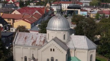 Şehir merkezindeki güzel kilise Lubaczow Hava Manzarası Polonya. Yüksek kalite 4k görüntü