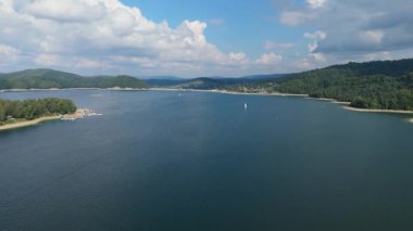 Güzel Peyzaj Gölü Solina Dağları Bieszczady Hava Görüntüsü Polonya. Yüksek kalite 4k görüntü