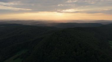 Güzel Manzara Günbatımı Dağları Bieszczady Solina Hava Görüntüsü Polonya. Yüksek kalite 4k görüntü
