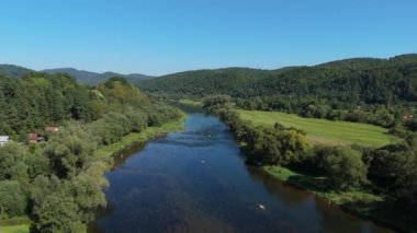 Güzel Manzara Nehri San Sanok Dağları Bieszczady Hava Manzarası Polonya. Yüksek kalite 4k görüntü