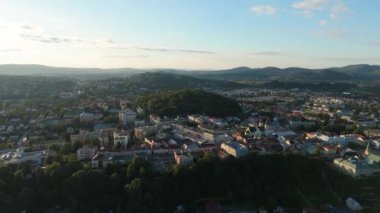 Güzel Peyzaj Parkı Dağları Tepesi Eski Şehir Sanok Hava Manzarası Polonya. Yüksek kalite 4k görüntü