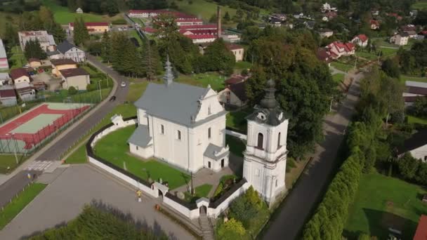 美丽的风景教堂Uherce Mineralne Bieszczady Aerial View Poland 高质量的4K镜头 — 图库视频影像