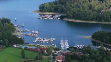Güzel peyzaj Polanczyk Gölü Solina Bieszczady Hava Görüntüsü Polonya. Yüksek kalite 4k görüntü