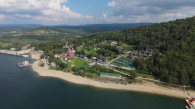 Şehir merkezindeki manzara Solina Dağları Bieszczady Hava Görüntüsü Polonya. Yüksek kalite 4k görüntü