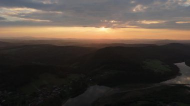 Güzel Manzara Günbatımı Dağları Bieszczady Gölü Solina Havacılık Manzarası Polonya. Yüksek kalite 4k görüntü