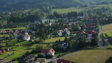 Güzel Peyzaj Evleri Dağları Bieszczady Polanczyk Hava Görüntüsü Polonya. Yüksek kalite 4k görüntü