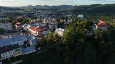 Güzel manzara Saint Square Cross Eski kasaba Sanok Hava Görüntüsü Polonya. Yüksek kalite 4k görüntü