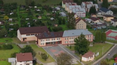 Güzel Peyzaj İlkokulu Mineralne Havacılık Görünümü Polonya. Yüksek kalite 4k görüntü