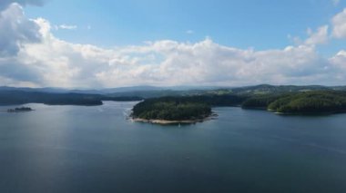 Güzel Peyzaj Gölü Solina Dağları Bieszczady Hava Görüntüsü Polonya. Yüksek kalite 4k görüntü