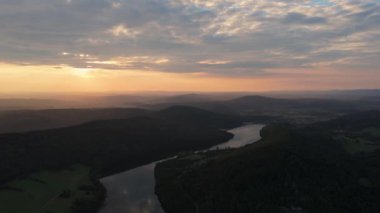 Güzel Manzara Günbatımı Dağları Bieszczady Gölü Solina Havacılık Manzarası Polonya. Yüksek kalite 4k görüntü