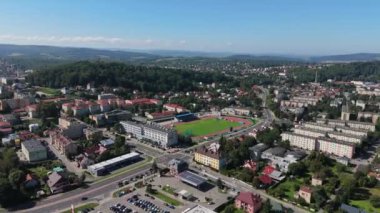 Güzel Peyzaj Stadyumu Dağ Sanok Hava Manzarası Polonya. Yüksek kalite 4k görüntü