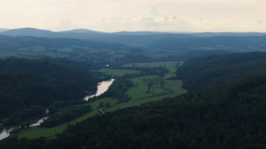 Güzel Manzara Nehri San Myczkowce Dağları Bieszczady Hava Manzarası Polonya. Yüksek kalite 4k görüntü