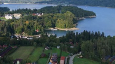 Güzel peyzaj Polanczyk Gölü Solina Bieszczady Hava Görüntüsü Polonya. Yüksek kalite 4k görüntü