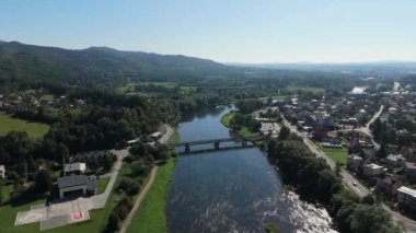 Güzel Peyzaj Nehri San Köprüsü Sanok Bieszczady Hava Manzarası Polonya. Yüksek kalite 4k görüntü