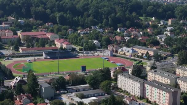 Красивий Ландшафтний Стадіон Sanok Air View Poland Високоякісні Кадри — стокове відео