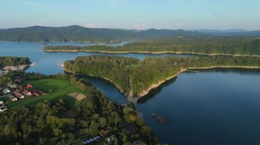Güzel manzara Polanczyk Gölü Solina Bieszczady Hava Görüntüsü Polonya. Yüksek kalite 4k görüntü