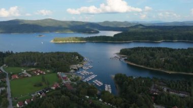 Güzel peyzaj Polanczyk Gölü Solina Bieszczady Hava Görüntüsü Polonya. Yüksek kalite 4k görüntü
