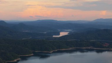 Güzel Peyzaj Gölü Solina Dağları Bieszczady Hava Görüntüsü Polonya. Yüksek kalite 4k görüntü