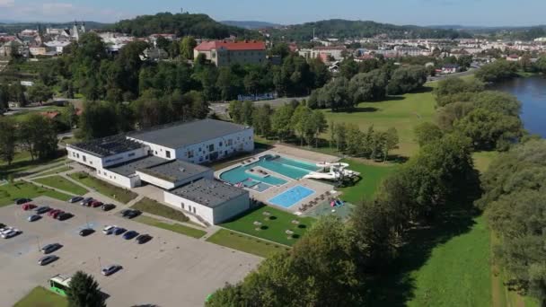 Zwembad Revalidatie Sportcentrum Sanok Aerial View Polen Hoge Kwaliteit Beeldmateriaal — Stockvideo