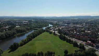 Güzel Peyzaj Nehri San Bieszczady Sanok Hava Görüntüsü Polonya. Yüksek kalite 4k görüntü