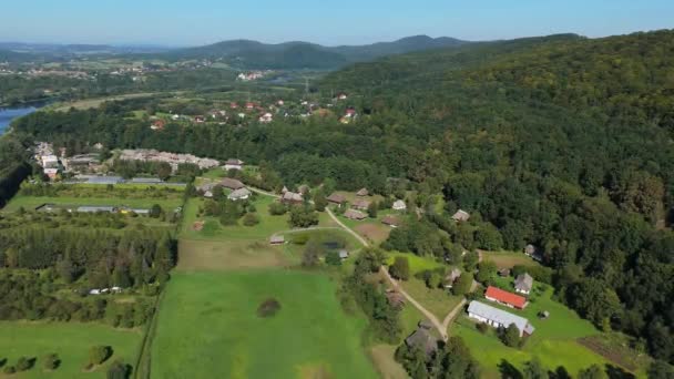 Schöne Landschaft Freilichtmuseum Skansen Sanok Bieszczady Luftaufnahme Polen Hochwertiges Filmmaterial — Stockvideo